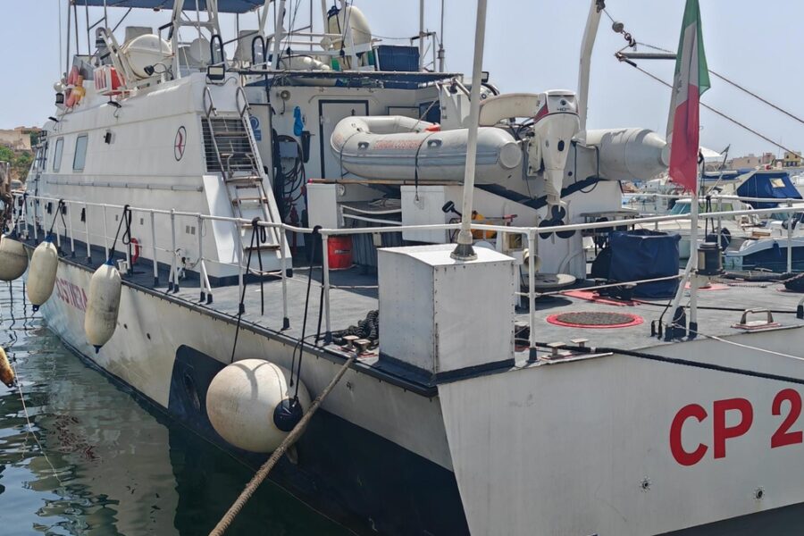 Motovedetta capitaneria recupera 64 persone tra cui la madre del piccolo