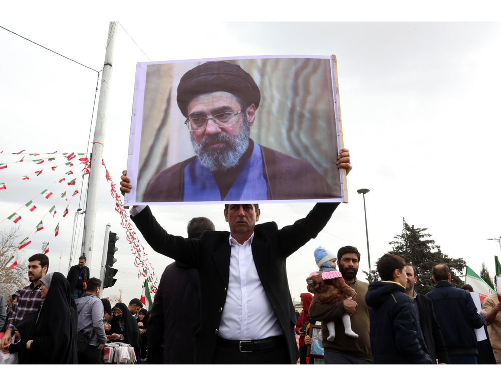 Nella notte slogan anti-Khamenei a Teheran dopo l’elezione a Guida suprema