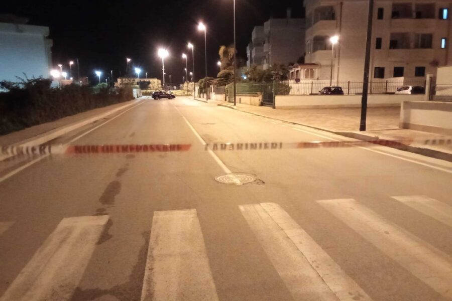 Tre colpi di fucile lo hanno raggiunto ieri sera. Si è rifugiato in market poco distante