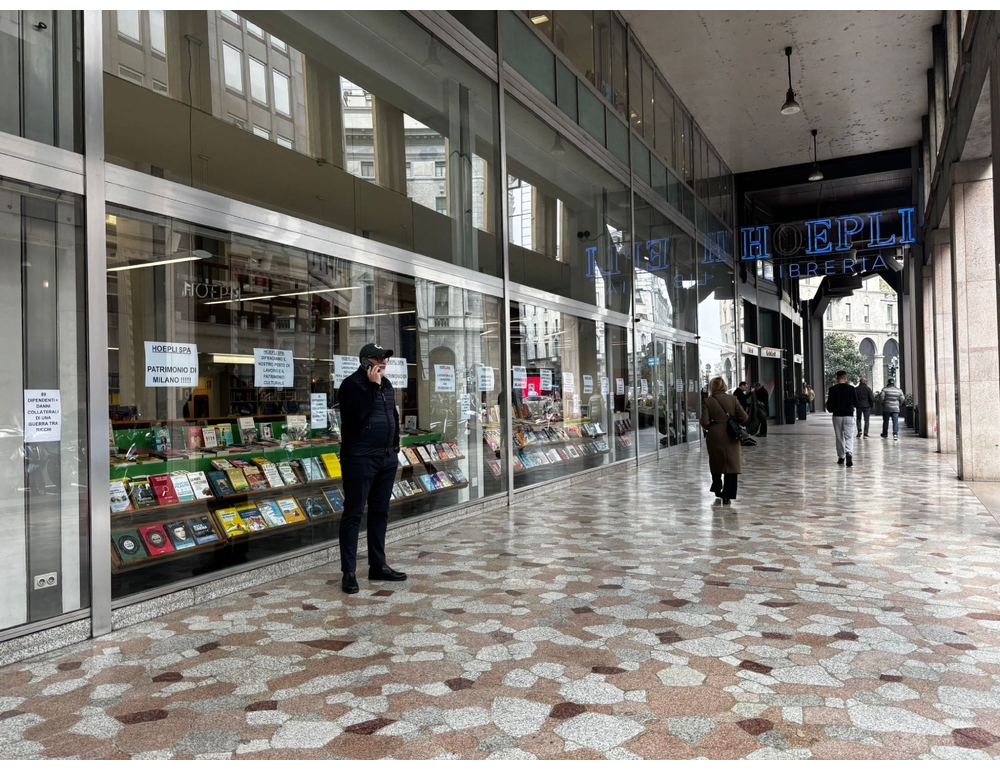 ‘Non si liquidano i lavoratori’, la protesta va in vetrina alla Hoepli