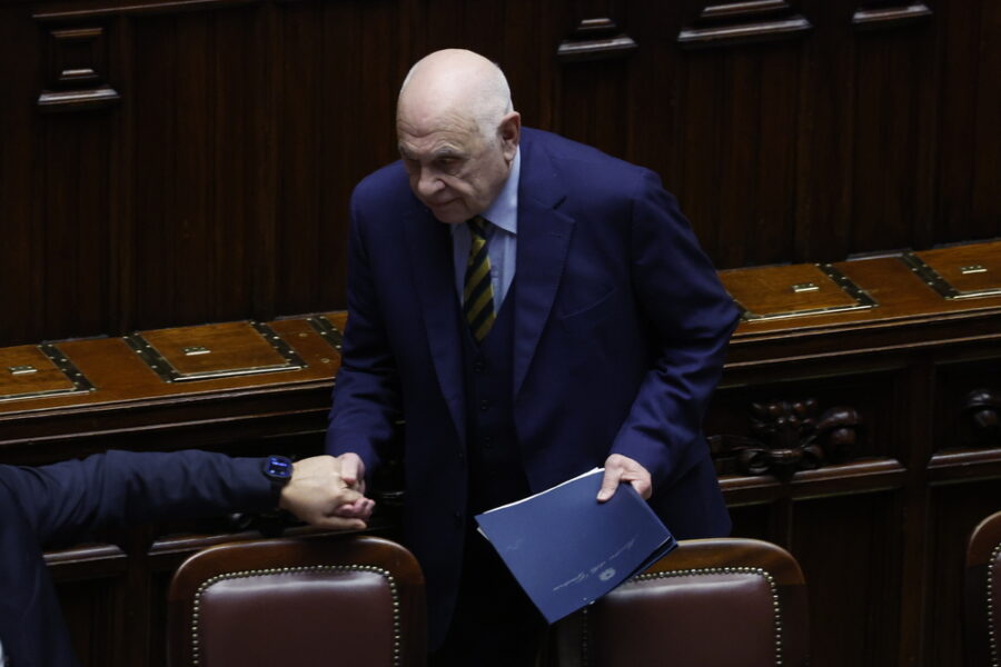 'Non c'è nessuna ragione per la quale io mi debba dimettere'