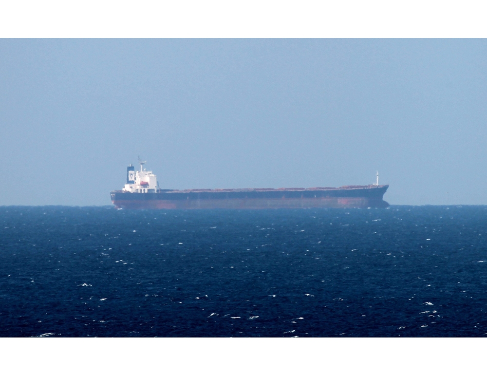 Oman, petroliera colpita da nave carica di esplosivo, un morto