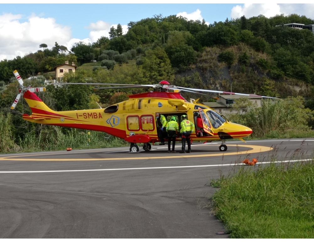 Operaio schiacciato alle gambe da un escavatore nel Piceno, grave 70enne