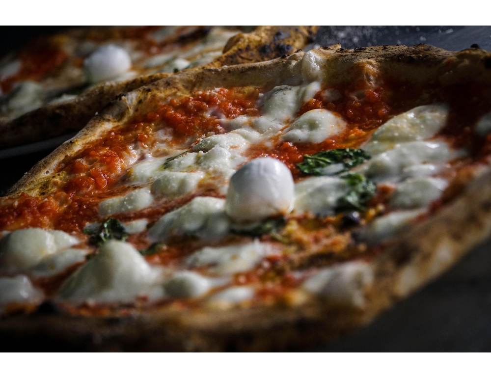 Ordina pizza ai vigili e scatta il codice rosso, ma era in difficoltà economica