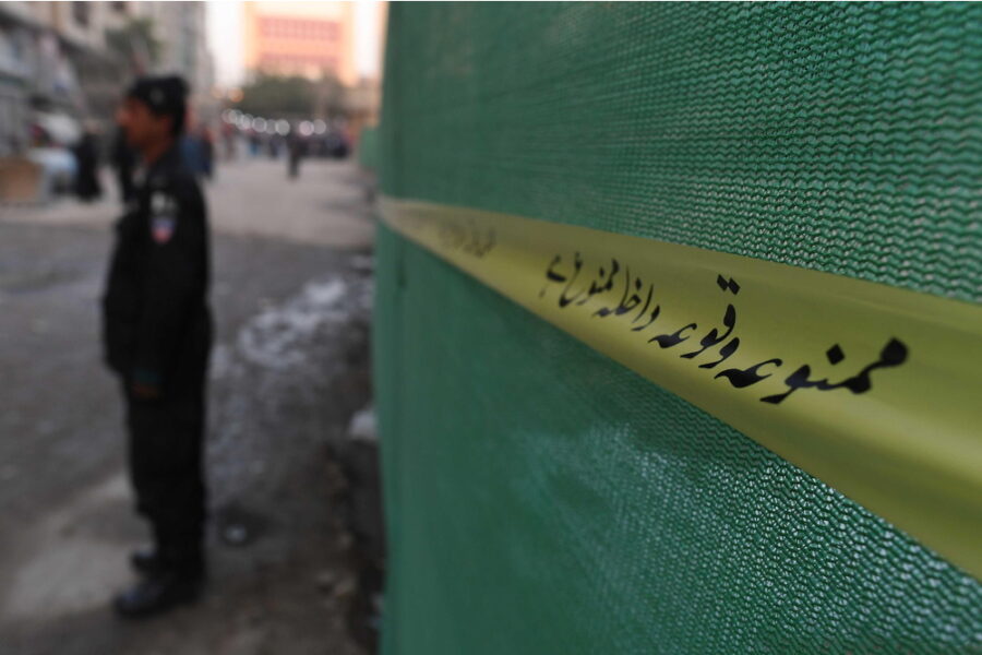 Centinaia assaltano edificio