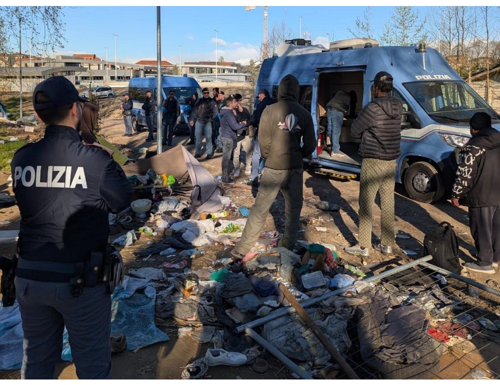 Polizia al parco Sempione di Torino, operazione contro il degrado