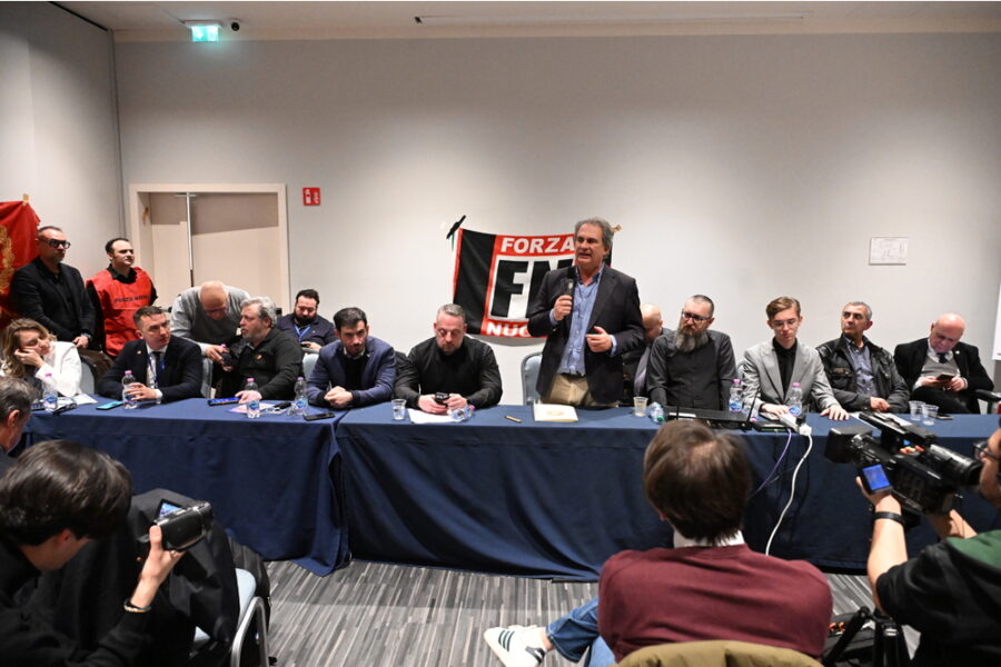 Oggi l'incontro organizzato dal leader di Fn Fiore. 'No War for Israel'