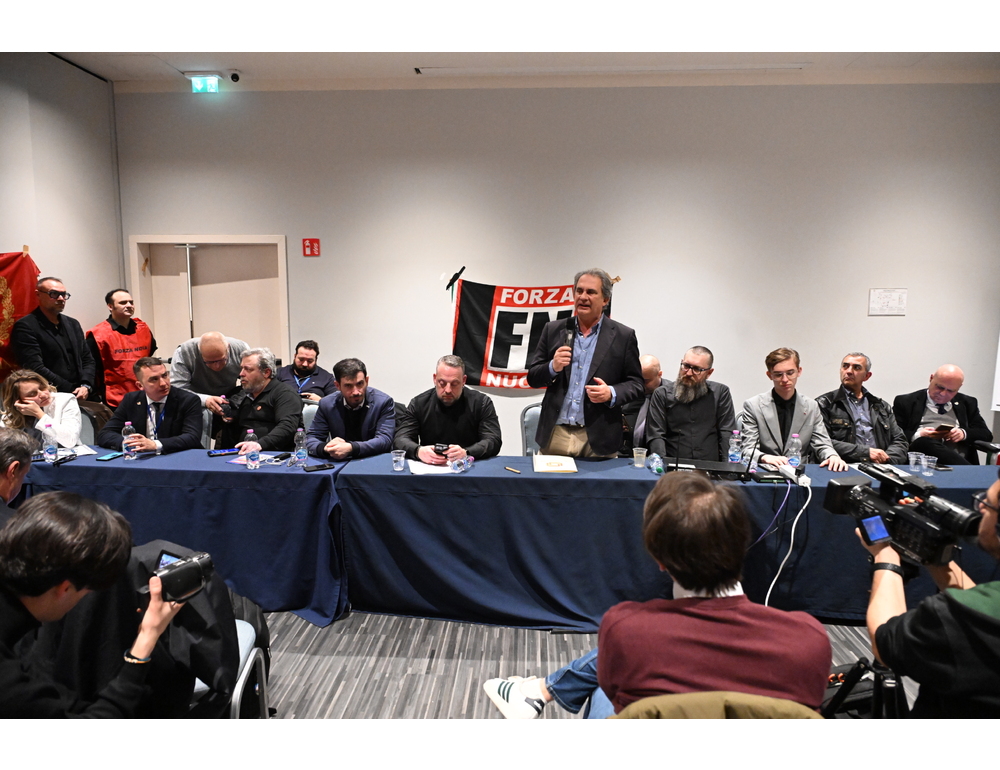 Presente e saluti romani al raduno dei neofascisti europei a Roma