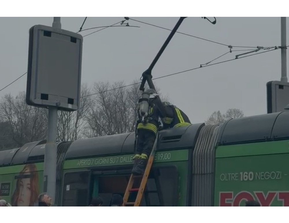 Principio d’incendio sul tram 27 a Milano