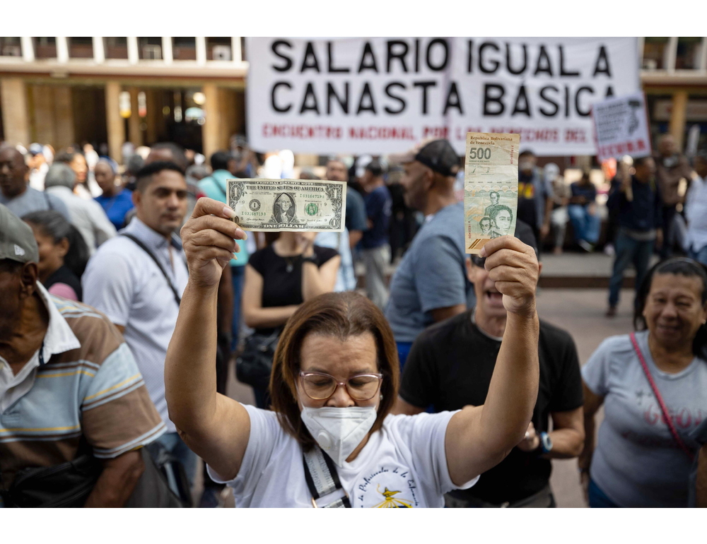 Protesta a Caracas per chiedere di aumentare salario minimo e pensioni