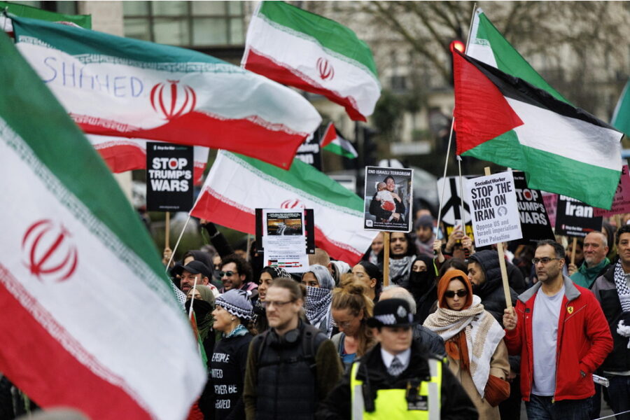 Marce a sostegno della Repubblica Islamica ma anche per il figlio dello scià