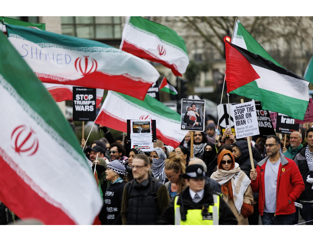 Proteste per l’Iran e contro la guerra in varie parti nel mondo, da Parigi a Cipro