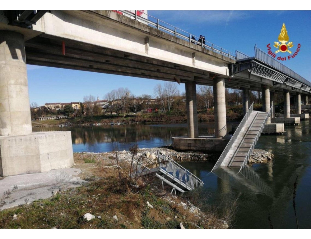 Quinto crollo della passerella ciclopedonale sull’Adda