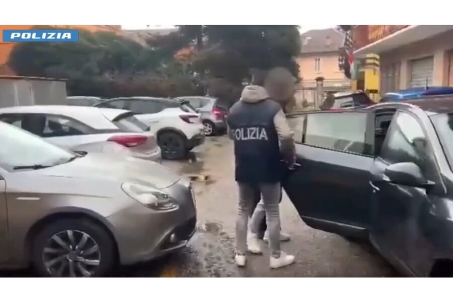 Collane strappate con coltelli e spray