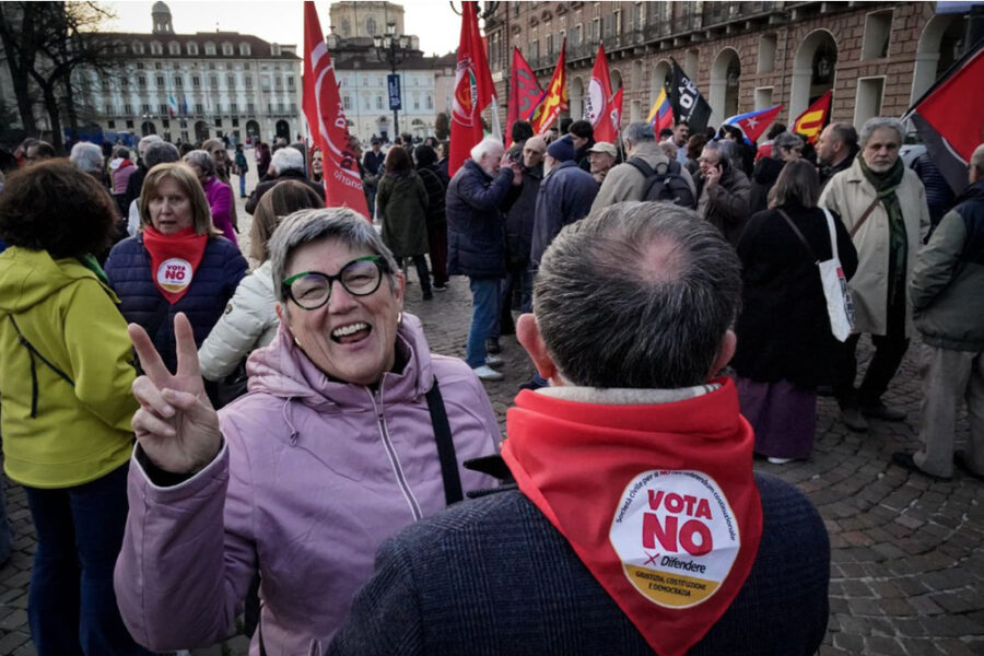 ANSAReferendum-Potere-al-popolo-e-Prc-in-piazza-a-Torino-con-i-collettivi