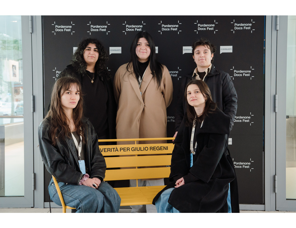 Regeni: una panchina gialla obliqua al Pordenone Docs Fest
