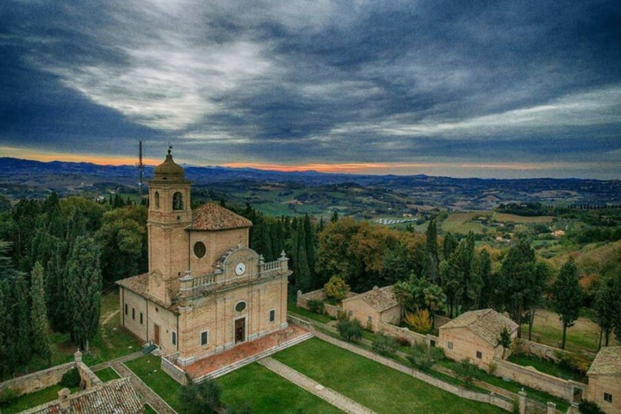 Rovesciata l'urna in chiesa. Il sindaco di Fano: "Ferita una comunità intera"