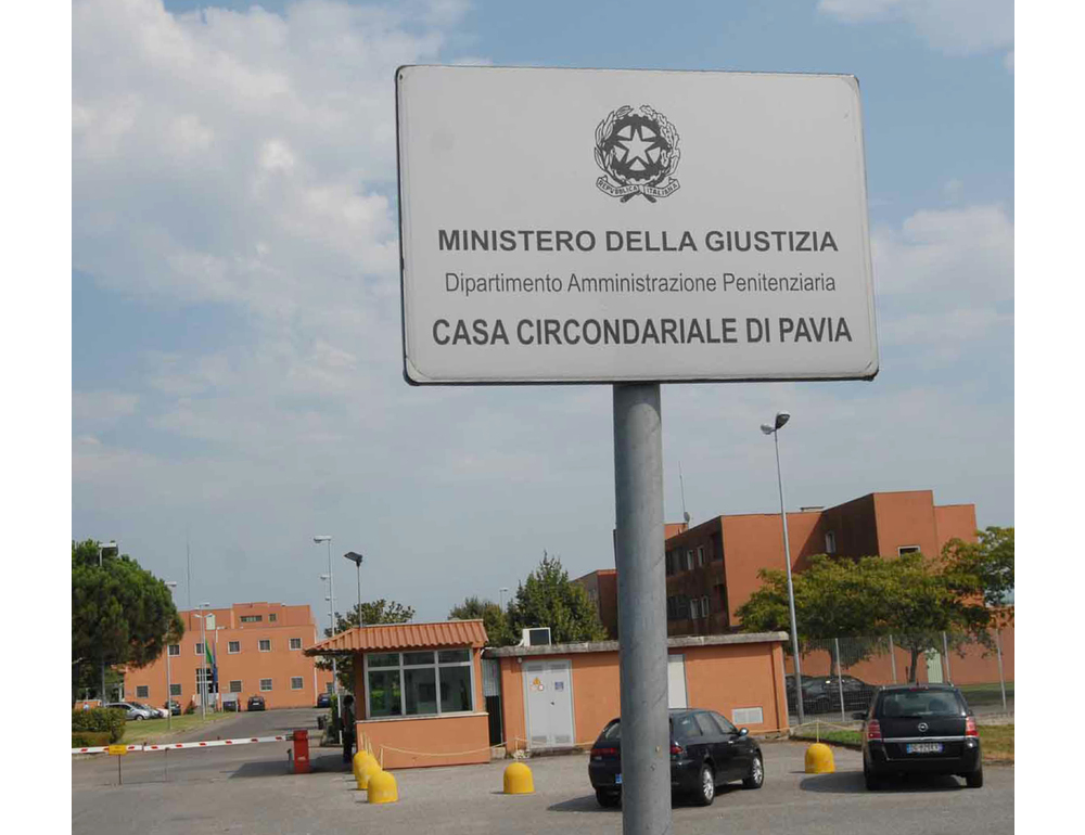 Rivolta nel carcere di Pavia, detenuti appiccano il fuoco nelle celle