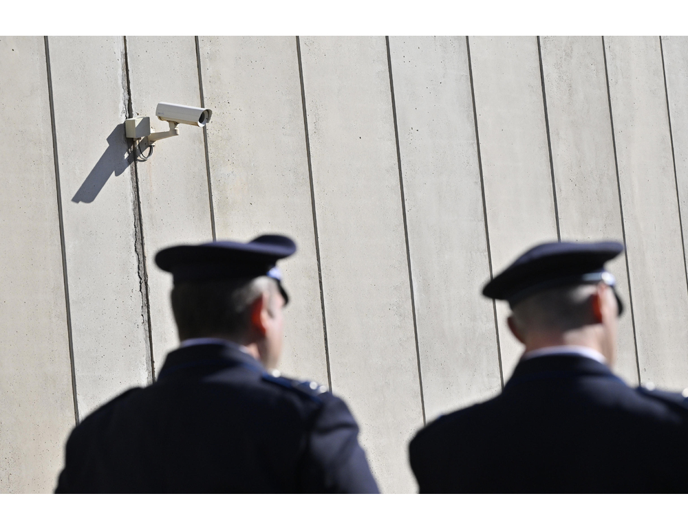 Salvano un detenuto dalle fiamme, quattro agenti intossicati a Biella