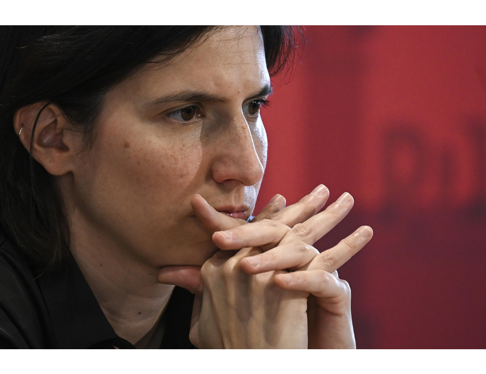 Schlein a Meloni, posi la clava. Chi ci guarda merita spettacolo diverso