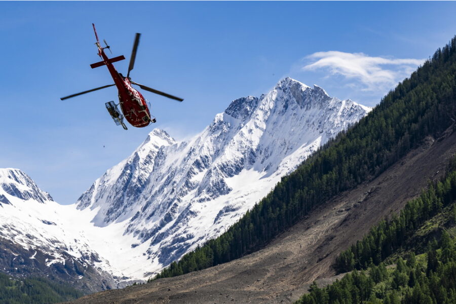 Era assieme a un amico quando è caduto per decine di metri