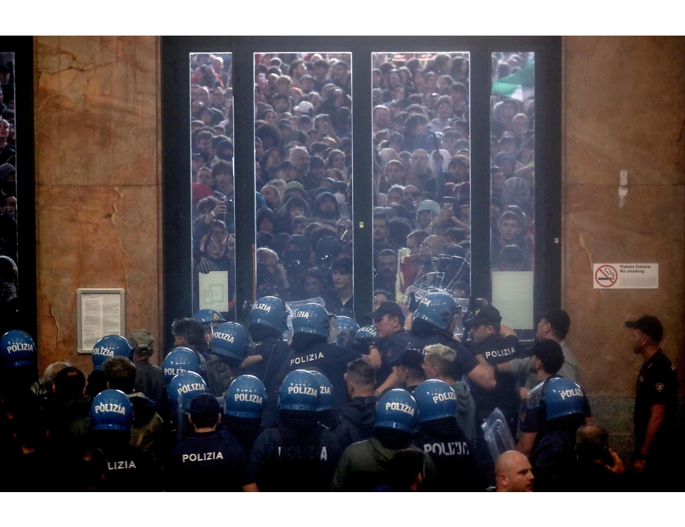 Scontri al corteo proPal a Milano, 6 misure cautelari e altri 8 indagati