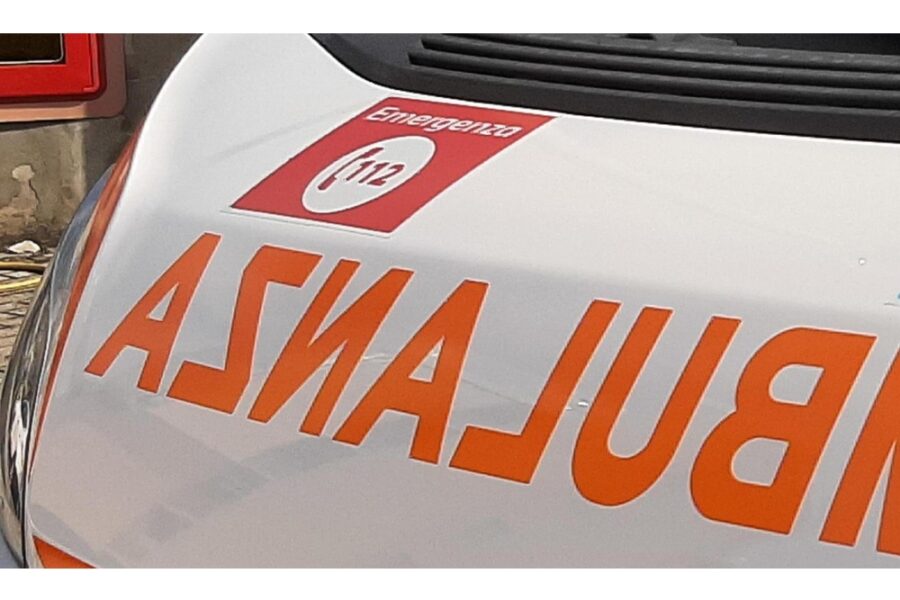 Ferite due persone a bordo della vettura