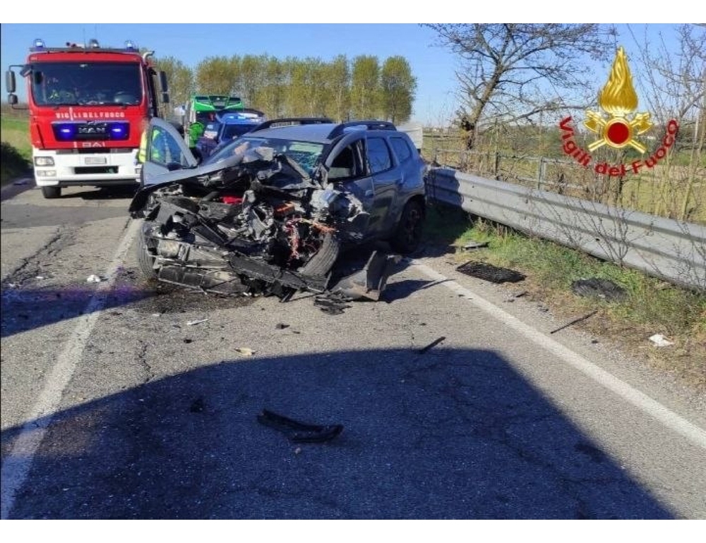 Scontro tra auto e scuolabus nel Pavese, feriti i due conducenti