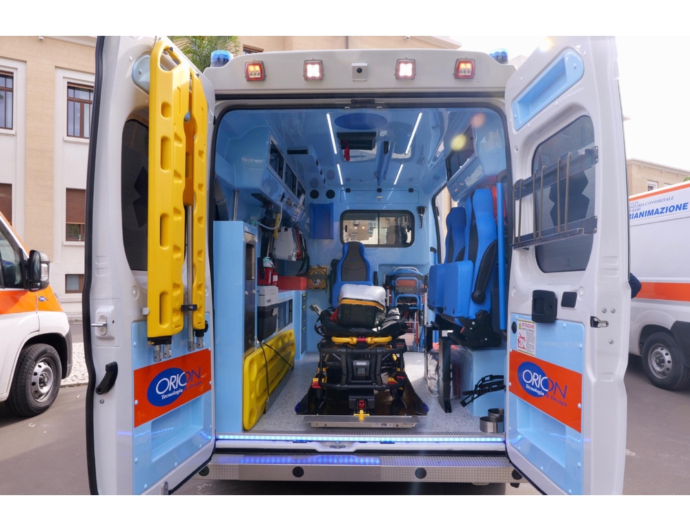 Scontro tra furgone ed auto in A1, morti 3 operai