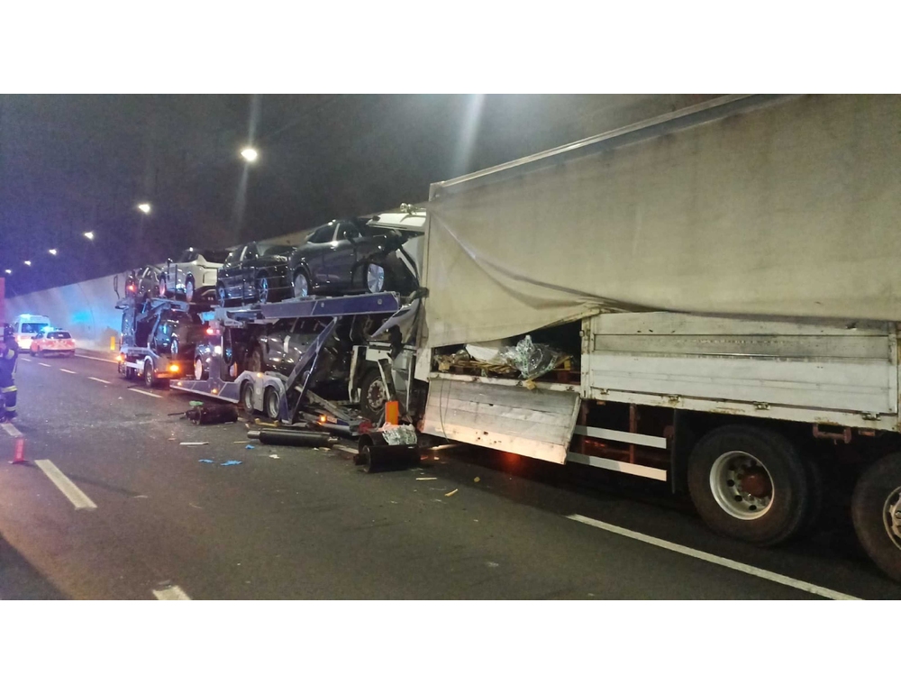 Scontro tra mezzi pesanti in una galleria in A1, morto un camionista