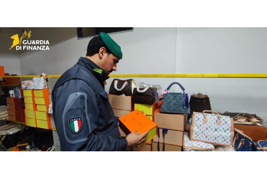 In esposizione 25mila pezzi tra capi di abbigliamento e accessori di 40 grigfe false