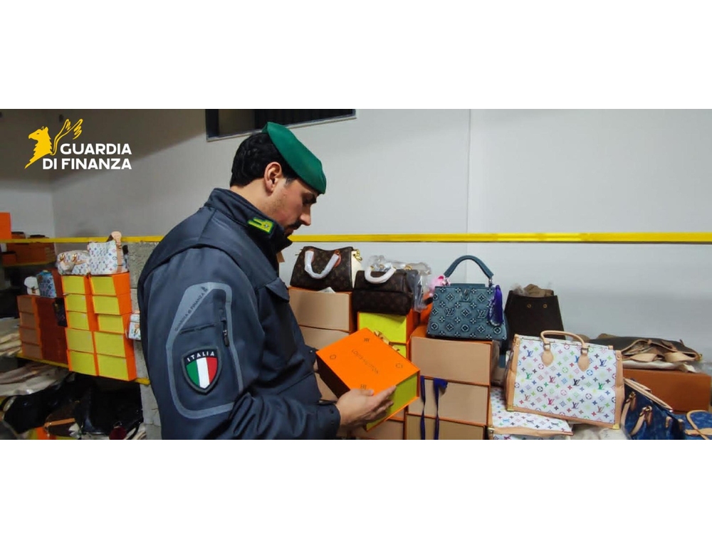 Scoperto centro commerciale del falso da 530 mq nel Napoletano