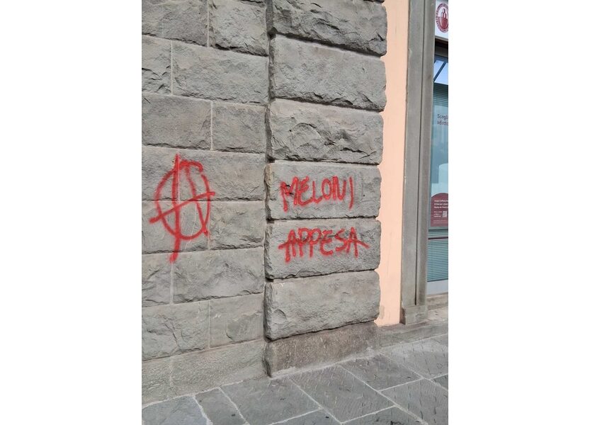 Simbolo anarchico e frase minacciosa con vernice rossa