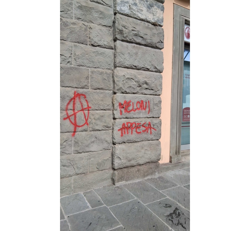 Scritte contro Giorgia Meloni su muri nel centro di Massa