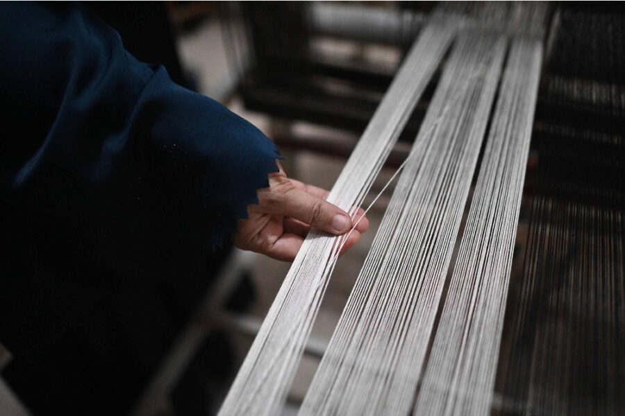 Imprenditore e la sua famiglia. Lavoratori costretti a orari massacranti fino a 16 ore.