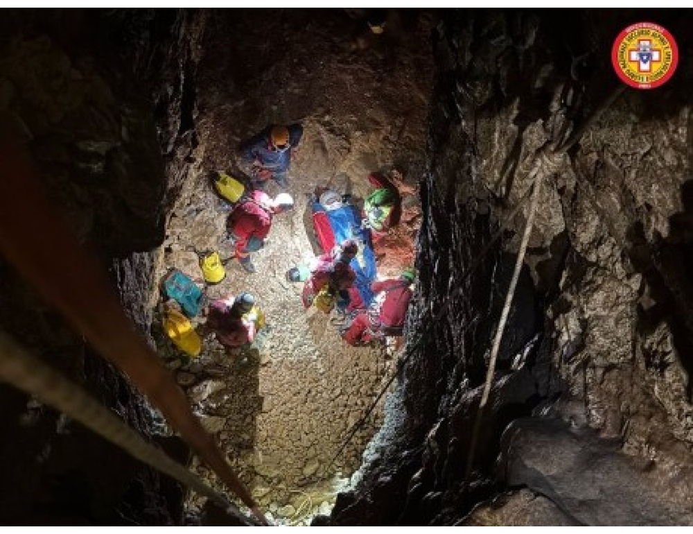 Soccorsa speleologa infortunata a 100 metri di profondità nello spoletino