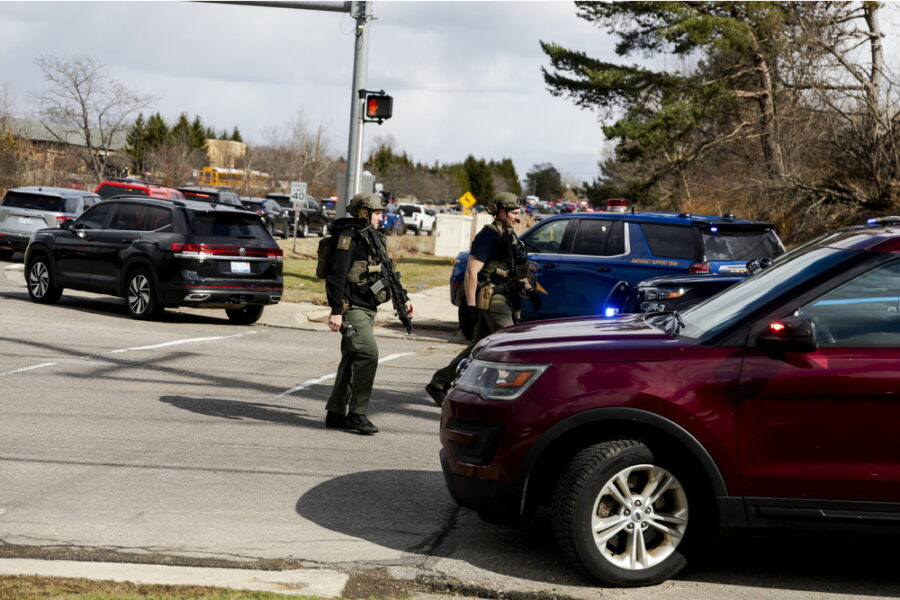 Ferito un agente colpito dal veicolo. L'auto era piena di mortai