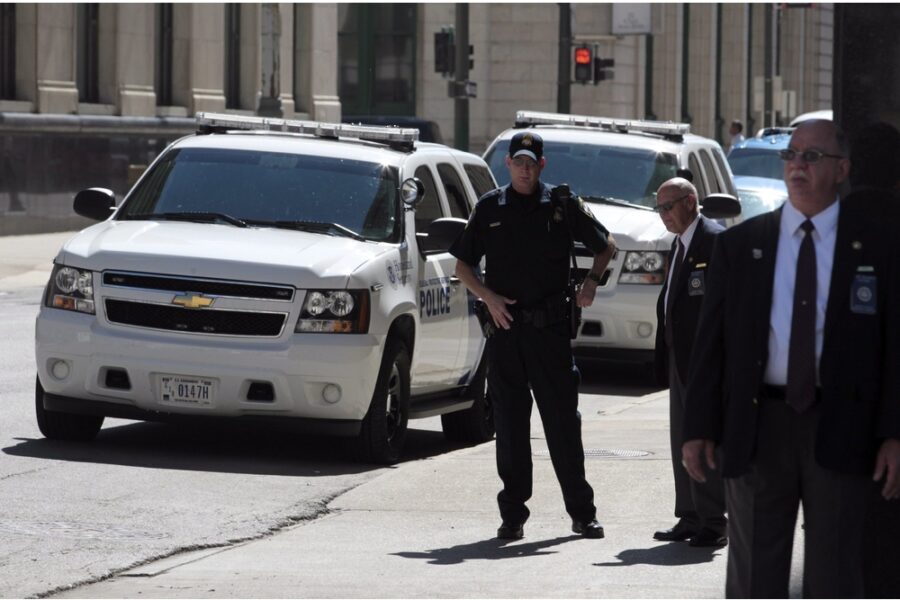 All'interno c'è anche una scuola. Sul posto centinaia di auto della polizia