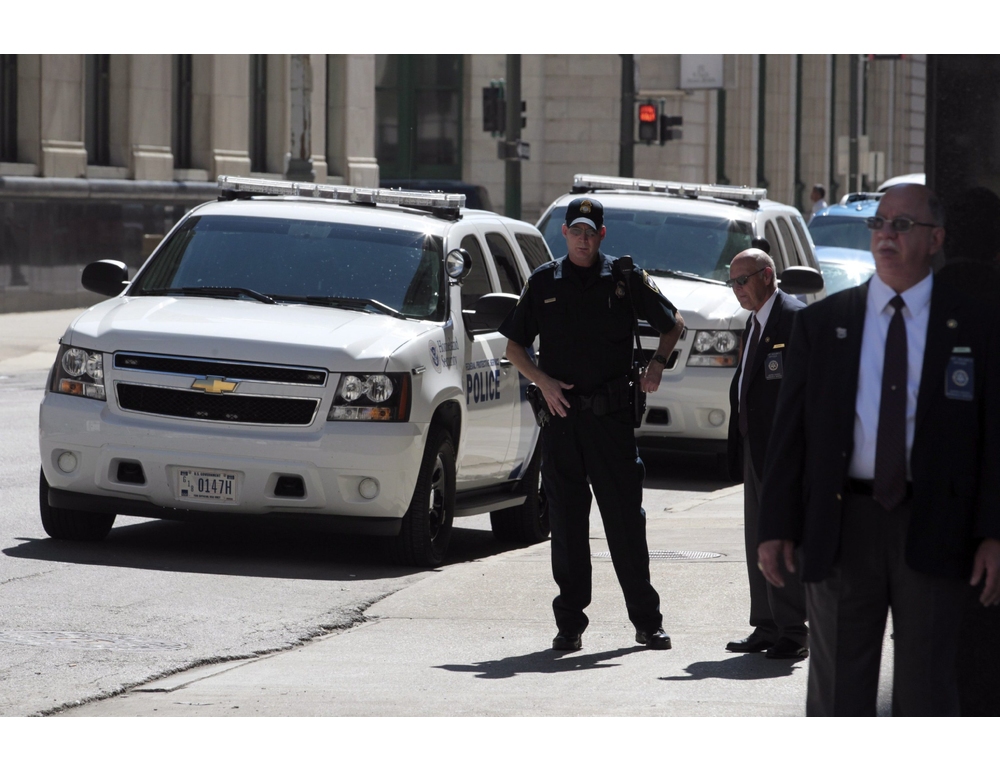 Sparatoria in una sinagoga in Michigan, auto contro il complesso