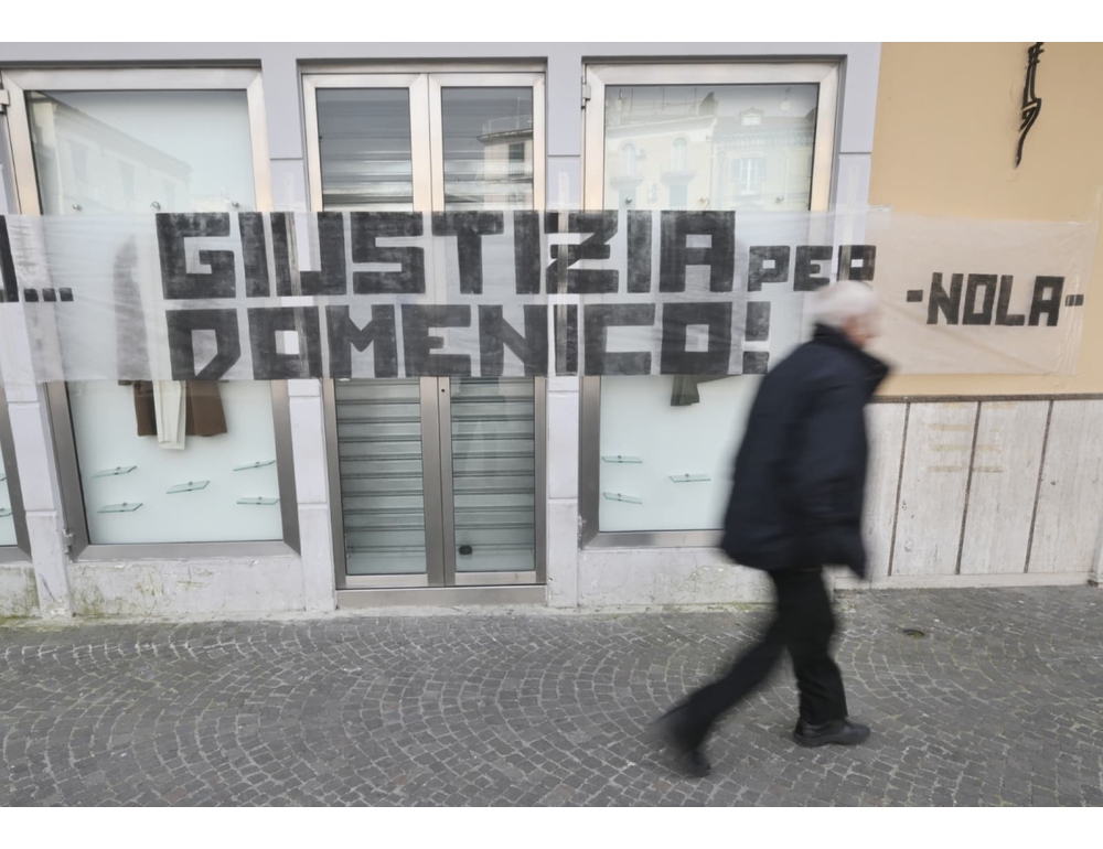 Striscione in piazza a Nola, ‘giustizia per Domenico’