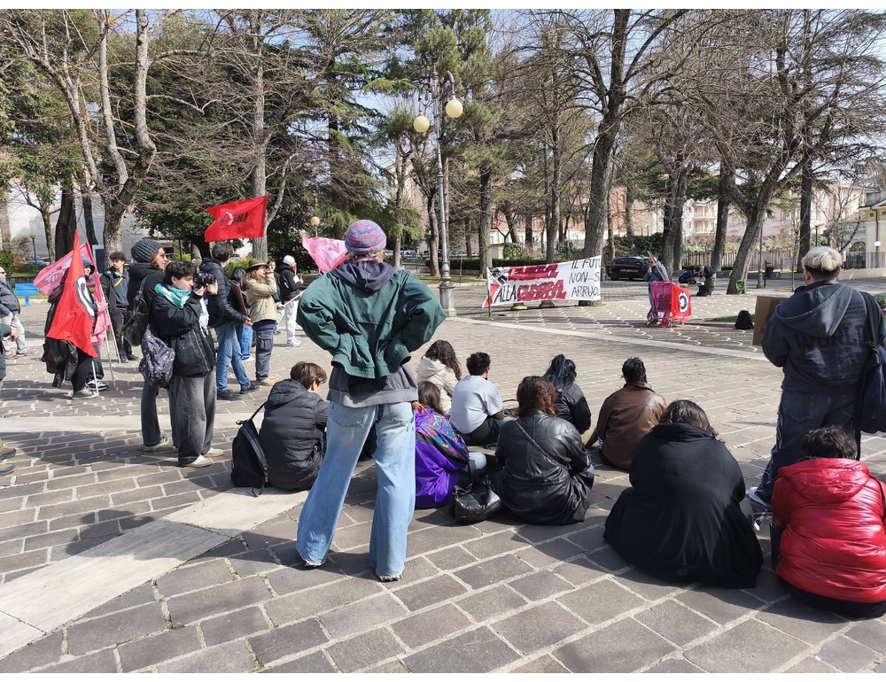 Studenti in corteo all’Aquila, ‘la guerra è solo a uno sparo’