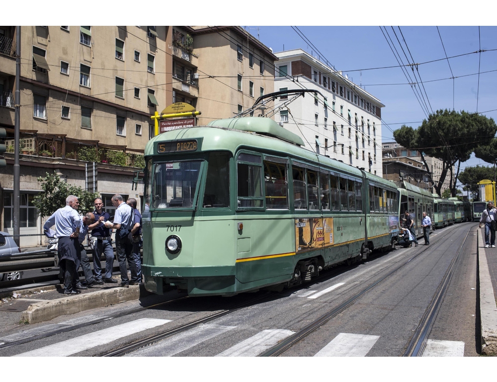Tamponamento fra due tram a Roma, 10 feriti lievi