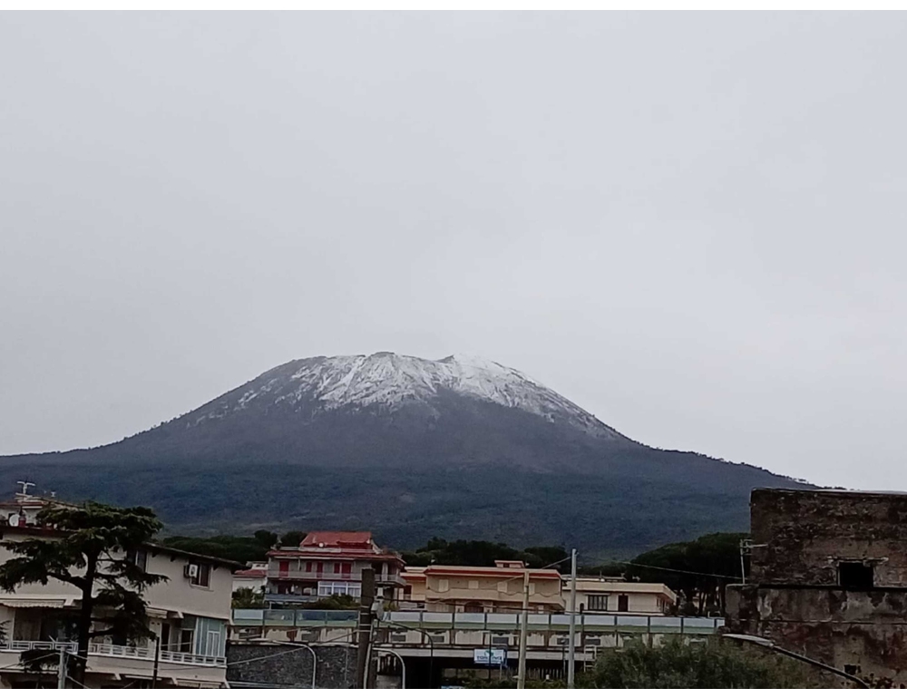 Temperature in forte calo, Vesuvio imbiancato fino a quote basse