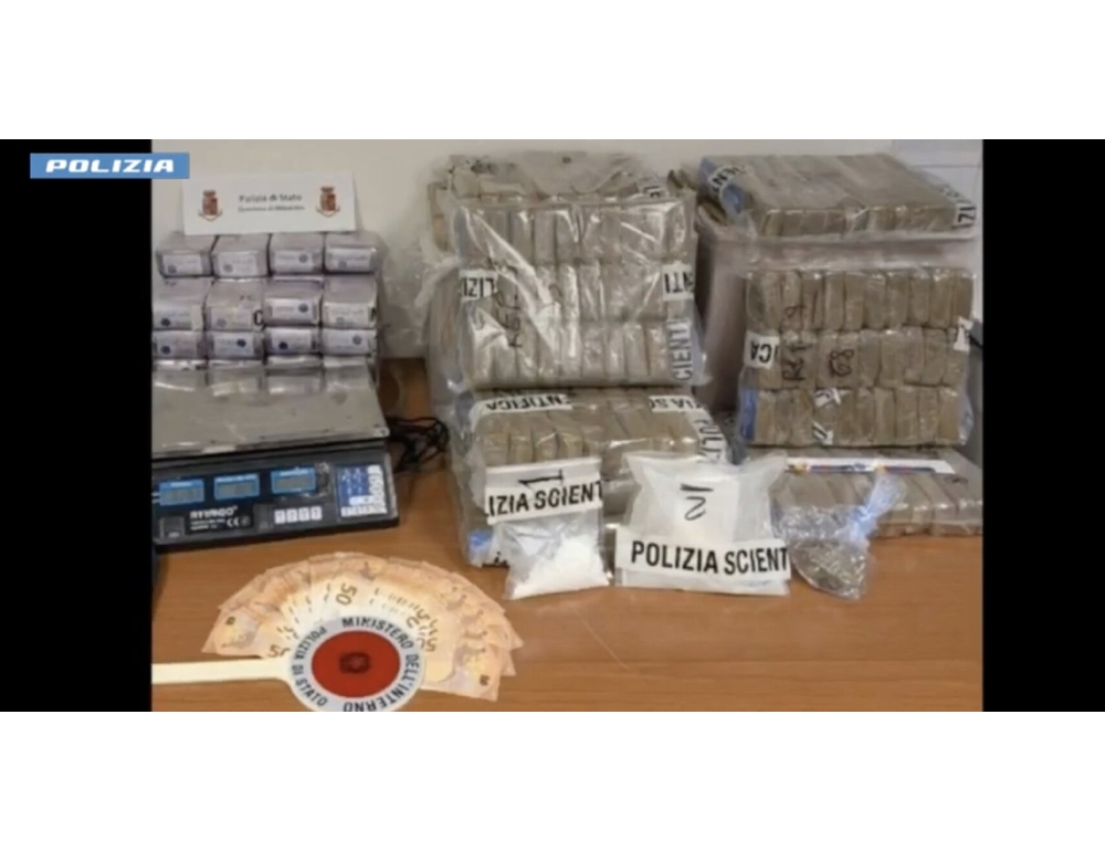 Tonnellate di droga vendute online, dodici arresti nelle Marche