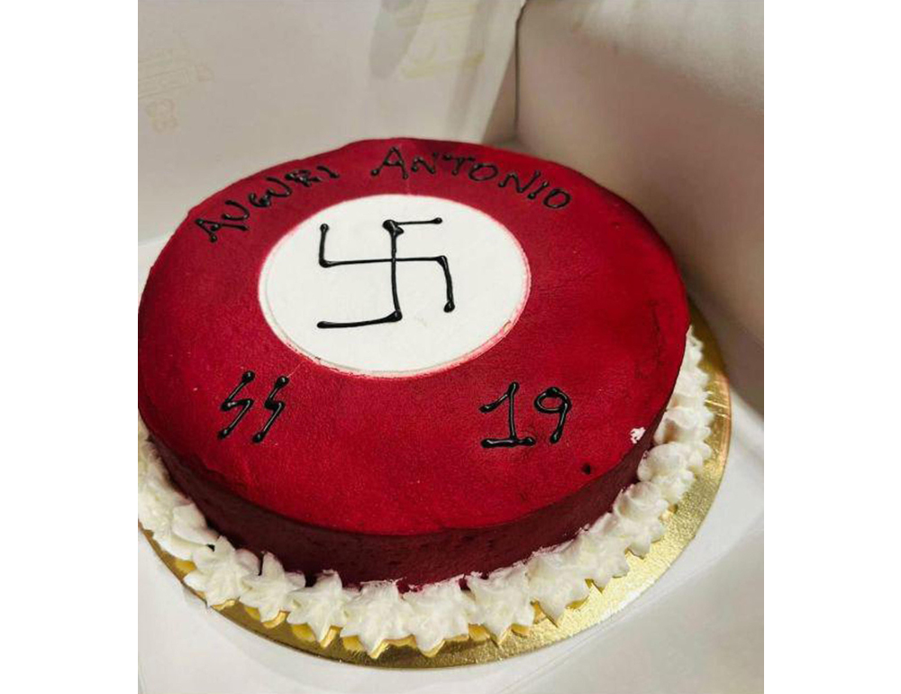 Torta di compleanno con una svastica, ‘il padre voleva fare uno scherzo al figlio’