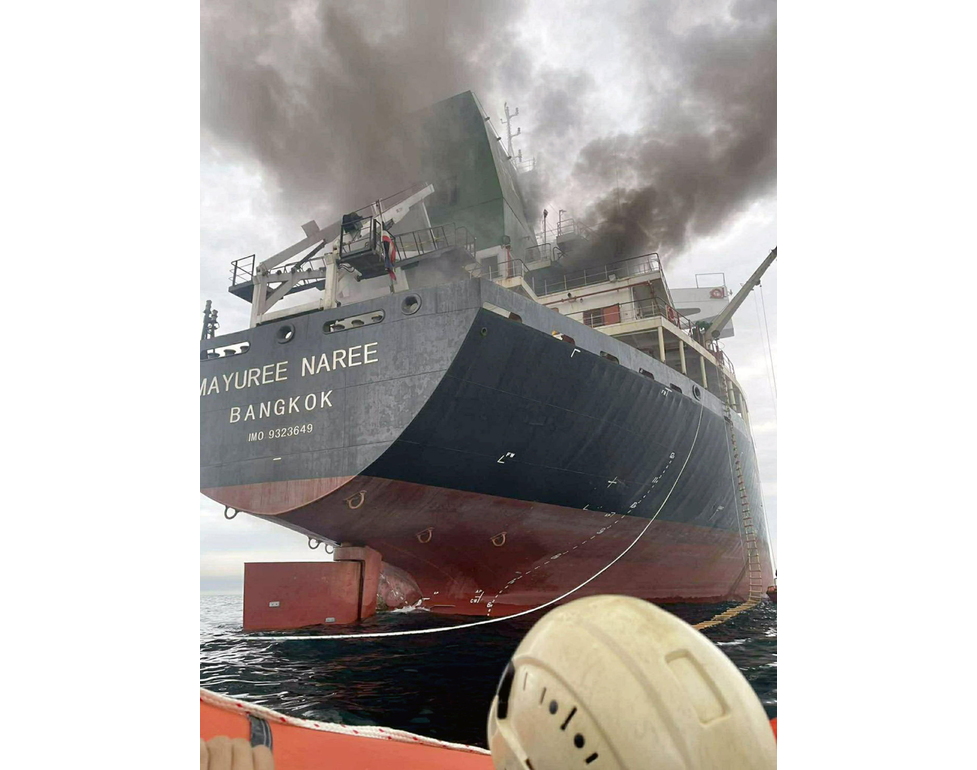 Tre membri dell’equipaggio della nave attaccata, intrappolati nella sala macchine