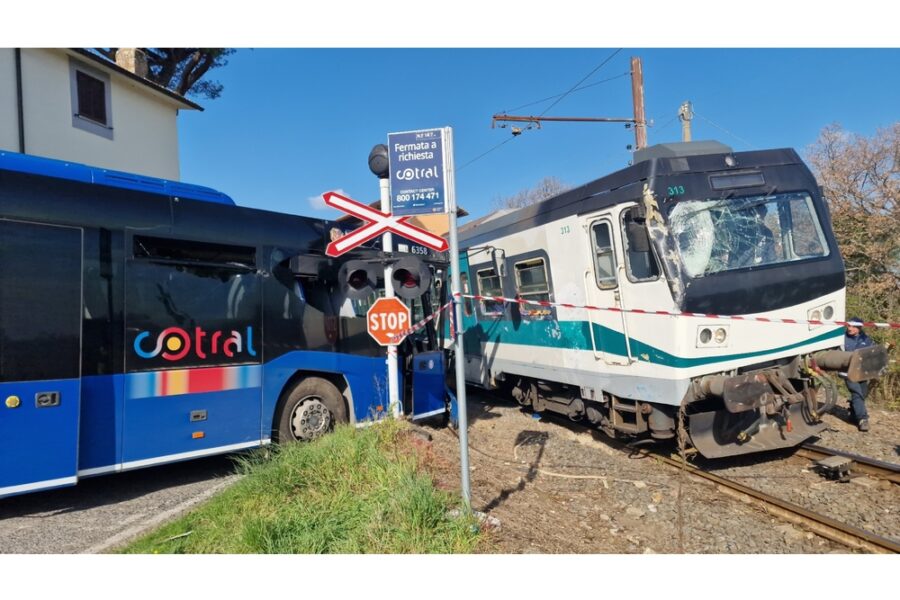 ANSATreno-contro-autobus-nel-Viterbese-5-feriti