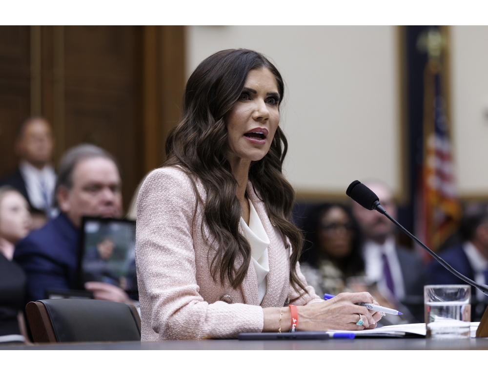 Trump licenzia Kristi Noem, il senatore Mullin alla Sicurezza interna