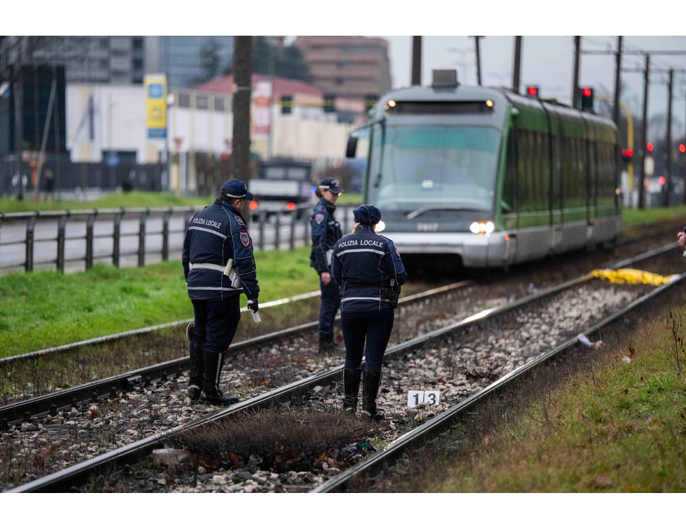 Turista incastrata nella porta di un tram e trascinata a Milano