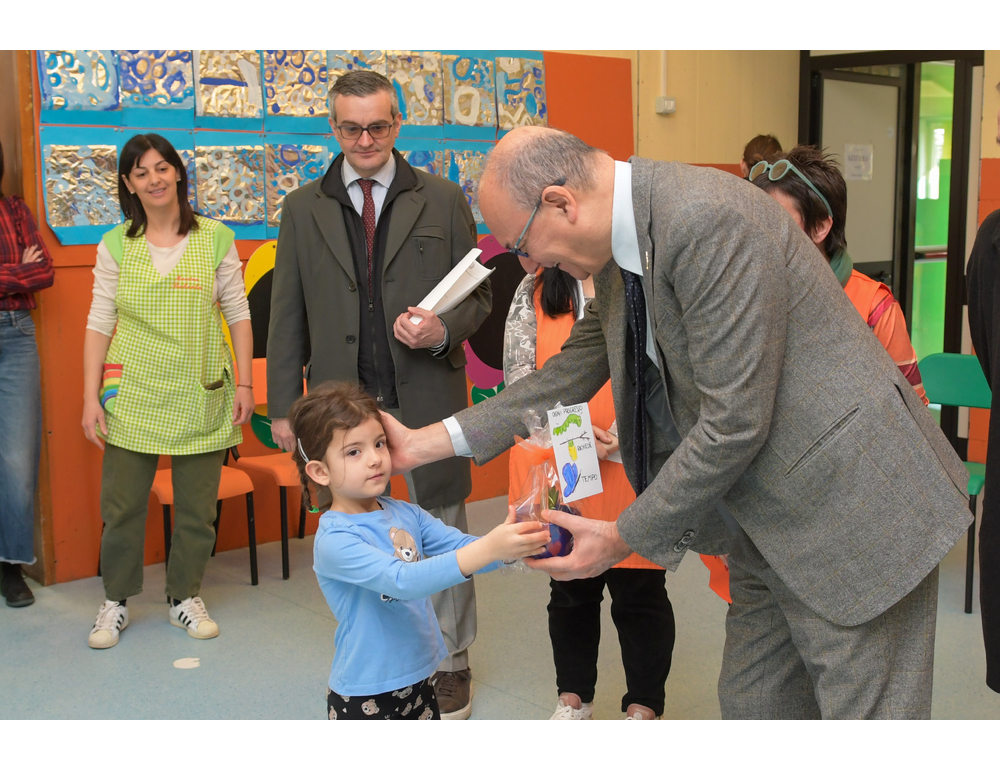 Valditara, alla firma del terzo contratto 416 euro in più in media al mese